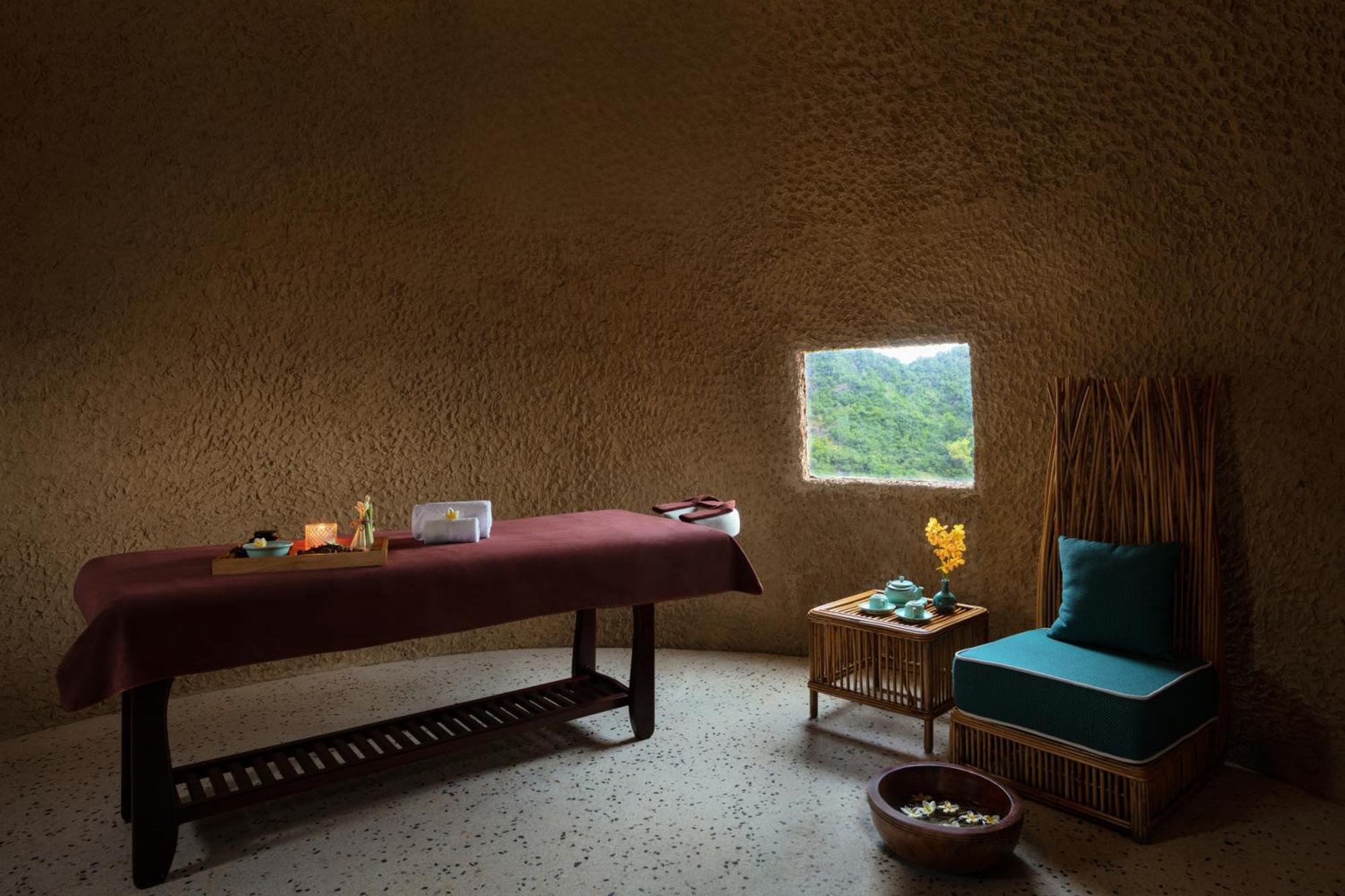 Hotel Perle D'Orient Cat Ba - Mgallery Chan Chau Luaran gambar A treatment room at the Banyan Tree Spa